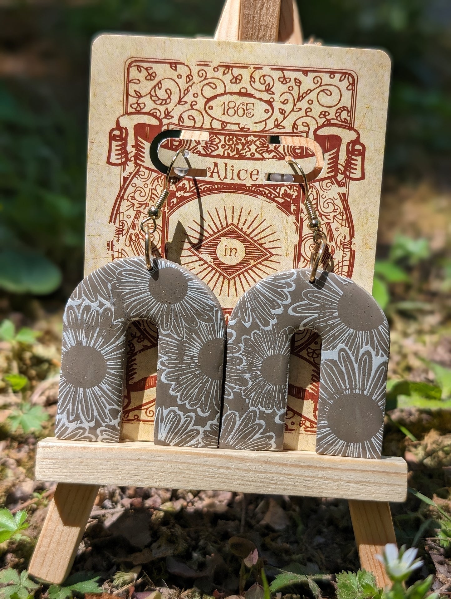 Darling Daisies | Gray Daisy Clay Arch Earrings