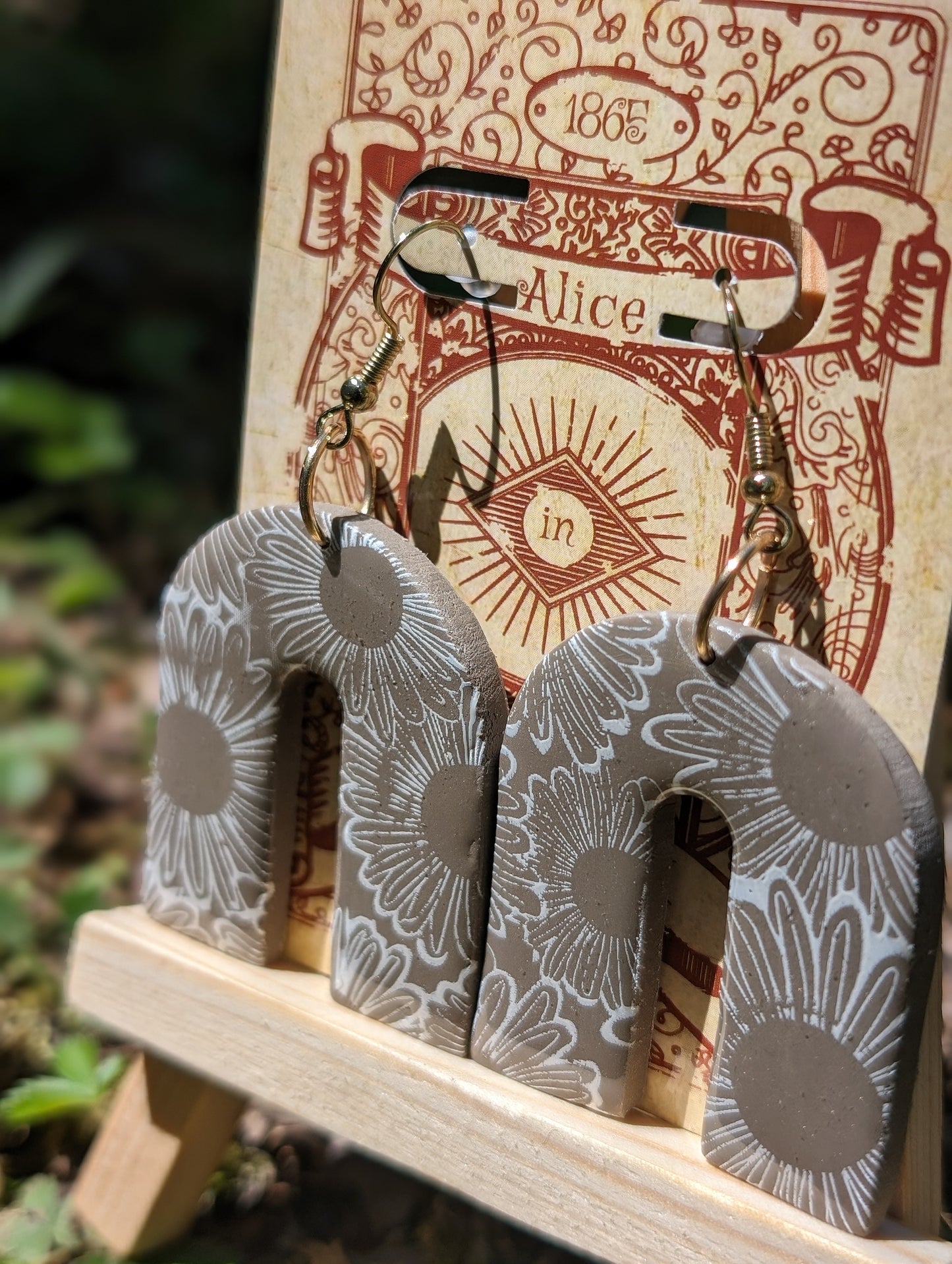 Darling Daisies | Gray Daisy Clay Arch Earrings